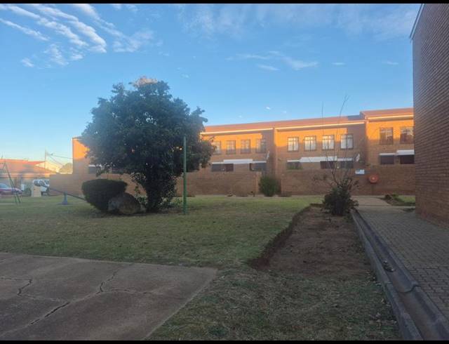 4 BEDROOM TOWNHOUSE FOR SALE IN ENNERDALE EXT 3